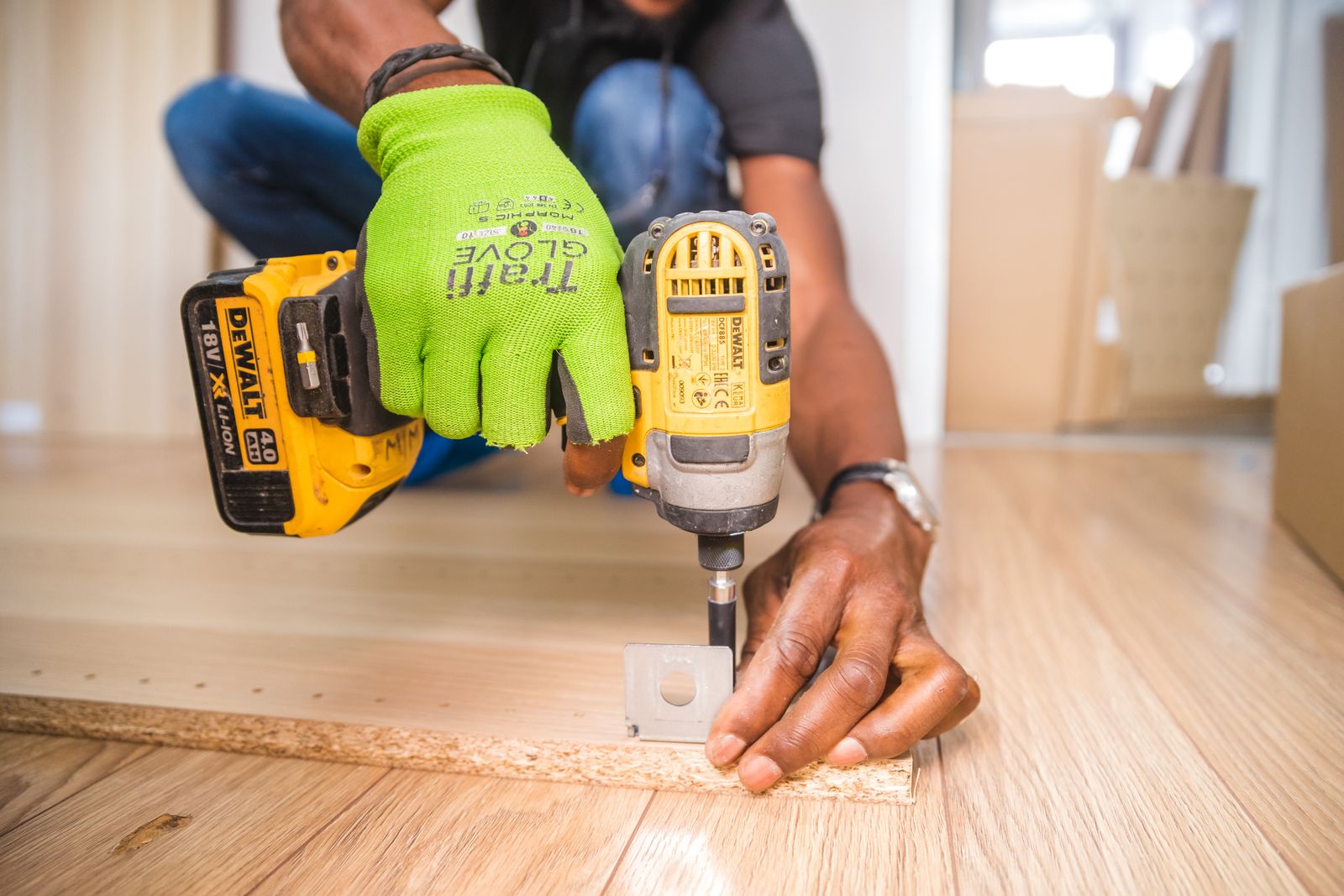Handwerker bei der Reparatur in einer Wohnung