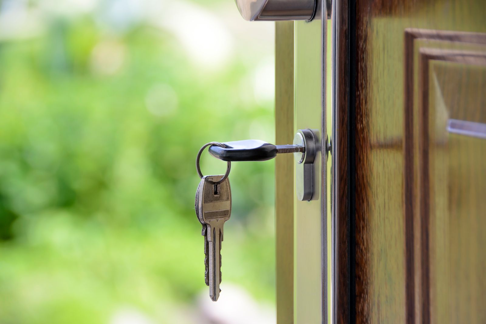 Wohnungsschlüssel in der Tür – Wohnungsübergabe